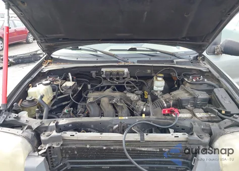 2005 Ford Escape Xlt z USA, uszkodzony, nr VIN 1FMYU03105KB02725